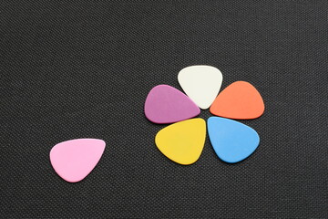 カラフルなギター用ピックでデザインされた花びらアート