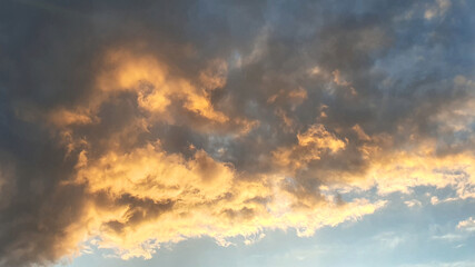 Obraz premium Golden Sunset, Sunset sky, sky background, picturesque sunset sky landscape with dramatic orange clouds. Sunset sky, sky background, picturesque sky