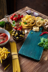 pasta grezza con ingredienti per salse varie