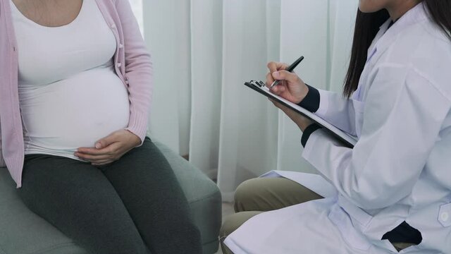 Pregnant women are consulting a psychiatrist about stress and mental conditions during pregnancy. Doctors are monitoring health of pregnant women. concept consulted about childbirth preparation. - Powered by Adobe
