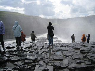 Personen am Wasserfall Dettifoss auf Island