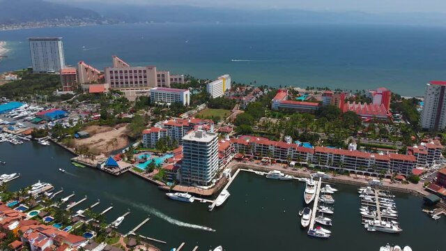 Marina Puerto Vallarta Vista A&eacute;rea Hoteles y Mar