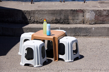 hocker und tischchen am bosporus in istanbul