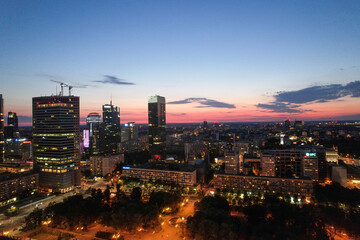 Fototapeta na wymiar Warszawa - centrum miasta, zachód słońca, wieżowce widziane z drona