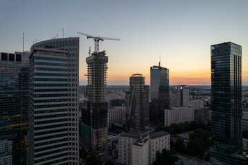 Fototapeta na wymiar Warszawa - centrum miasta, zachód słońca, wieżowce widziane z drona