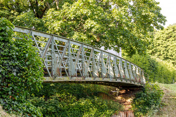 Alte Stahlbrücke in einem Stadtpark