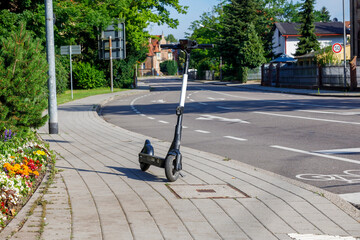E-Roller auf einem Gehweg an der Straße