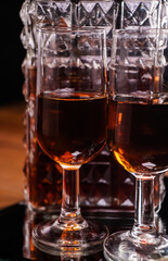 Detalle de copas con botella 