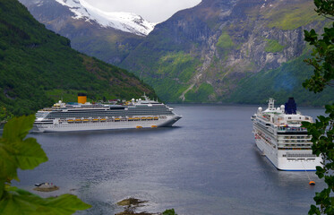 Kreuzfahrt in den Geirangerfjord - Landscape cruising with modern luxury cruiseship or cruise ship...