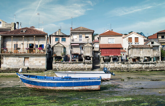 Barcas de pescador varadas durante la marea baja en el pueblo gallego de Combarro, Espa&ntilde;a