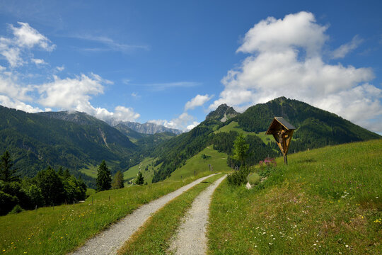 Auf einem idyllischen Wanderweg im Wilden Kaiser 