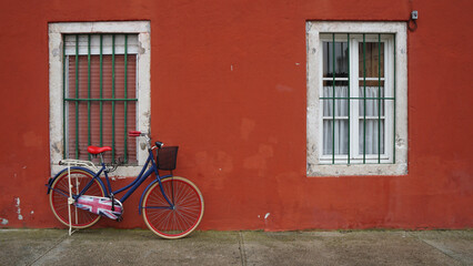 Fototapeta na wymiar old bicycle on a red wall, Zadar, Croatia