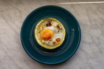 Zapiekana nadziewana cukinia na talerzu