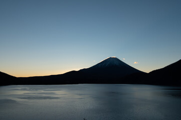 日の出前の富士山