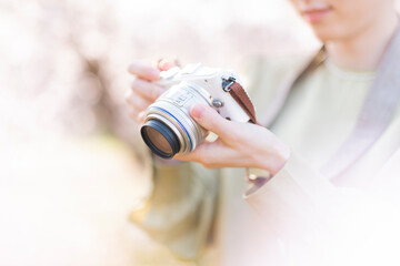 桜の写真を撮る女性