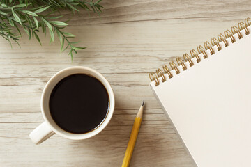 Coffee and notepad on the desk.  デスクの上のコーヒーとメモ帳