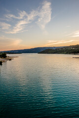 Fototapeta premium Coucher de soleil sur le lac de sainte-croix vu depuis le pont du Galetas