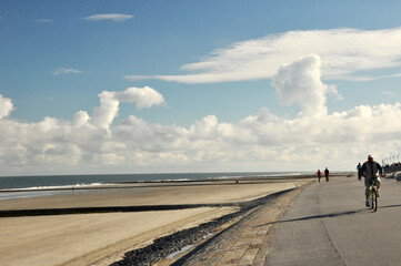 Die Weststrandpromenade auf Norderney: bei Ebbe am Meer und tollen Wolkenhimmel.