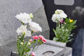 先祖の遺骨が収められた墓とお供えのお花