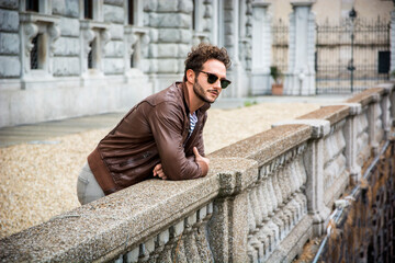 Obraz premium Handsome young man outdoor wearing leather jacket