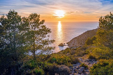 Obraz premium Sunrise in Cala Galdana, Menorca, Spain. view of sky, sea and sun