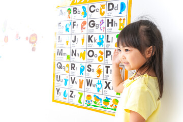 英語を勉強する子ども