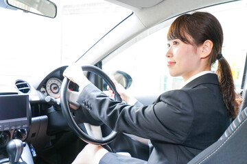 車で外回り営業をする女性