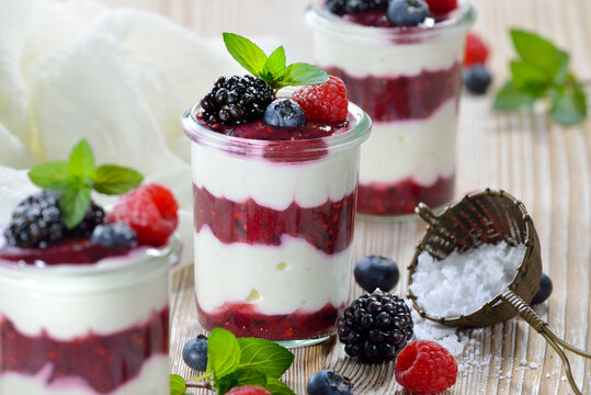 K&uuml;hlendes und leichtes Sommerdessert mit Quark, Joghurt und frischen Beeren &ndash; Light and cool summer dessert with curd, yoghurt und fresh berries
