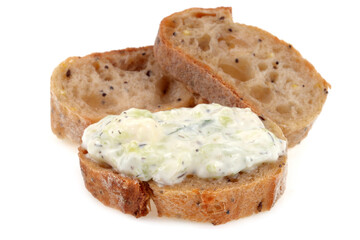 Tartine de tzatziki en gros plan sur fond blanc