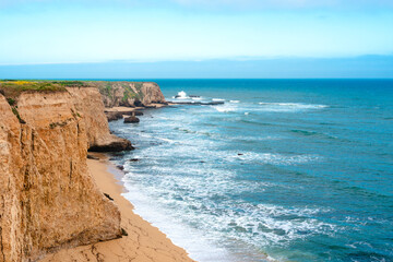Obraz premium Spectacular panoramic landscape of the west coast of California with views of the Pacific Ocean and the cliffs . Coast along the Pacific Coast Highway