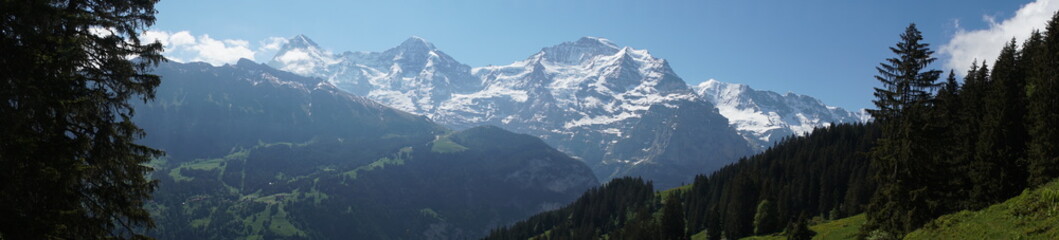 Fototapeta na wymiar Berg-Panorama: Eiger, Mönch und Jungfrau in den Schweizer Alpen