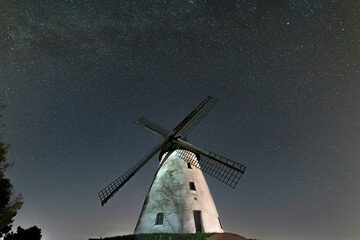 Windmühle historisch mit Sternenhimmel