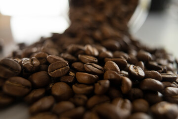 Gros plan d'un bocal de grains de café renversé.
