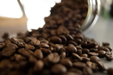 Poster Koffiebar Close up van een pot gemorste koffiebonen. Stapel koffiebonen.