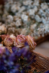 カゴに入ったドライフラワー