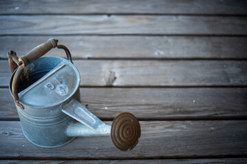 木の床に置いたジョウロ