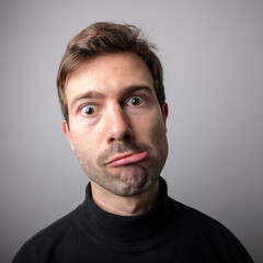 Obraz premium Primer plano de hombre joven haciendo una mueca