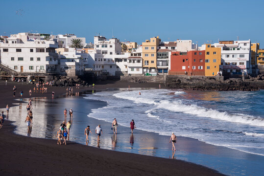 Playa Jard&iacute;n y barrio de Punta Brava en la isla de Tenerife, Canarias