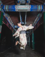 浴衣を着てジャンプする女性