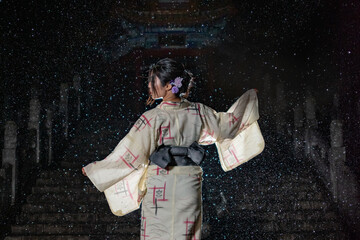 浴衣を着た女性の後ろ姿と雨