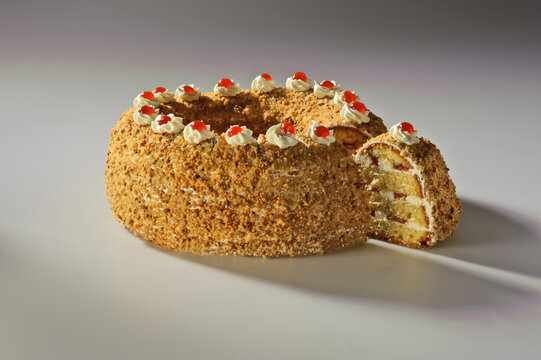 Kuchen, Frankfurter Kranz ganz, angeschnitten