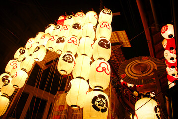京都祇園祭・宵山の提灯と山車
