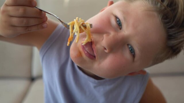 Ni&ntilde;o comiendo espaguetis largos