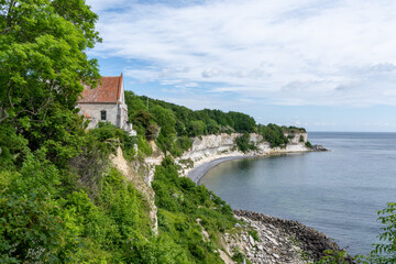 Fototapeta na wymiar view of the church at Hojerup on top of the white chalkstone cliffs of Stevns Klint