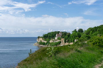 Fototapeta na wymiar view of the church at Hojerup on top of the white chalkstone cliffs of Stevns Klint