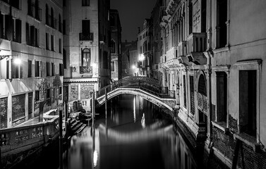 Fototapeta na wymiar Venedig bei Nacht in schwarz weiss