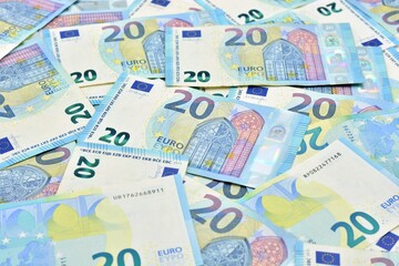 Multitud de billetes de 20 euros sobre una mesa 