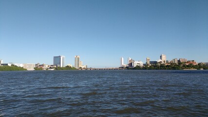 Obraz premium Recife, cidade maravilhosa, beleza que esplandece nas águas do rio que corta a cidade ao meio.