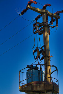 Masttransformator mit Isolatoren vor blauem Himmel, elektrische Energieversorgung und Infrastruktur, Saalburg-Ebersdorf, Saale-Orla-Kreis, Th&uuml;ringen, Deutschland