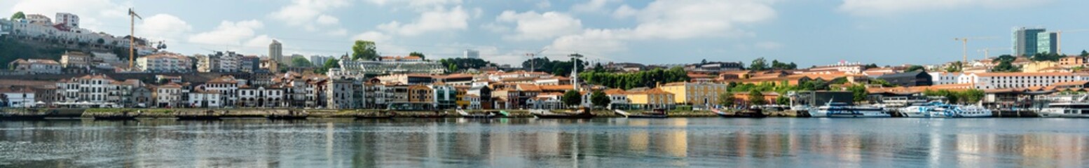 Fototapeta na wymiar view of the skyline of maginal de Gaia along the Douro river. 